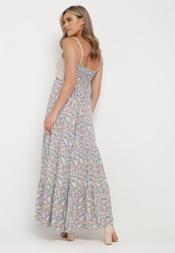 Born2be - Niebiesko-Zielona Rozkloszowana Sukienka Maxi z Wiskozy w Kwiatowy Print i z Szydełkowym Wzorem Adviana. Kolor: niebieski. Materiał: wiskoza. Długość rękawa: na ramiączkach. Wzór: kwiaty, nadruk. Długość: maxi