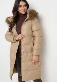 Born2be - Beżowa Długa Pikowana Kurtka z Kapturem Odpinanym Futerkiem i Paskiem w Talii Serenira. Okazja: na spacer. Typ kołnierza: kaptur. Kolor: beżowy. Materiał: futro. Długość: długie #5