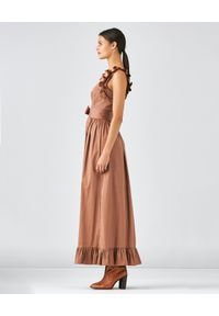 CASTELLANI - Bawełniana sukienka z wiązaniem Carmen. Typ kołnierza: typu carmen. Kolor: brązowy. Materiał: bawełna. Długość rękawa: na ramiączkach. Długość: maxi