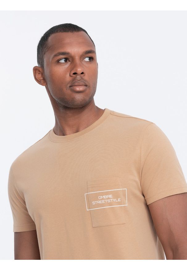Ombre Clothing - T-shirt męski bawełniany z nadrukiem na kieszonce - jasnobrązowy V6. Kolor: brązowy. Materiał: bawełna. Długość rękawa: krótki rękaw. Długość: krótkie. Wzór: nadruk. Styl: klasyczny