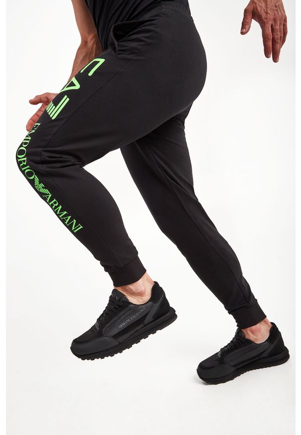 EA7 Emporio Armani - Spodnie dresowe EA7 EMPORIO ARMANI. Materiał: dresówka. Wzór: nadruk