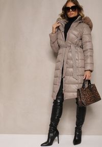 Renee - Beżowa Długa Kurtka Pikowana z Odpinanym Kapturem Ozdobionym Futerkiem i Paskiem Iveleti. Okazja: na co dzień. Kolor: beżowy. Materiał: futro. Długość: długie. Wzór: aplikacja. Styl: elegancki, casual #2