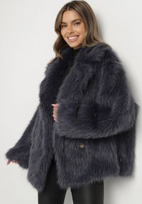 Born2be - Granatowa Dwurzędowa Kurtka Futerko o Fasonie Oversize Asinella. Okazja: na randkę, na co dzień, na spacer. Kolor: niebieski. Materiał: futro. Styl: casual