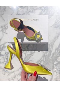 AMINA MUADDI - Żółte sandały na szpilce Begum Sling. Zapięcie: klamry. Kolor: żółty. Materiał: jedwab, satyna. Obcas: na szpilce. Wysokość obcasa: średni #11
