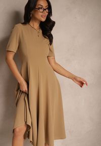 Renee - Ciemnobeżowa Sukienka Rozkloszowana o Taliowanym Fasonie Telaswena. Okazja: na co dzień. Kolor: beżowy. Styl: elegancki, casual