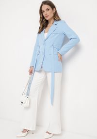 Born2be - Niebieska Marynarka Jednorzędowa z Ozdobnym Paskiem i Klapami Orianella. Okazja: do pracy, na spotkanie biznesowe. Kolor: niebieski. Materiał: jeans. Styl: elegancki, biznesowy #6