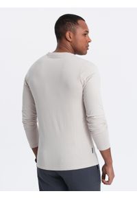 Ombre Clothing - Męski longsleeve z guzikami przy dekolcie - jasnobeżowy V6 - Rozmiar: S. Okazja: na co dzień. Kolor: beżowy. Materiał: bawełna, jersey, dzianina. Długość rękawa: długi rękaw. Wzór: aplikacja. Styl: klasyczny, casual #8