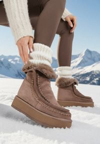 Born2be - Ciemnobeżowe Śniegowce z Przeszyciami Oliwedea. Okazja: na co dzień. Kolor: beżowy. Materiał: jeans. Styl: casual, elegancki #1