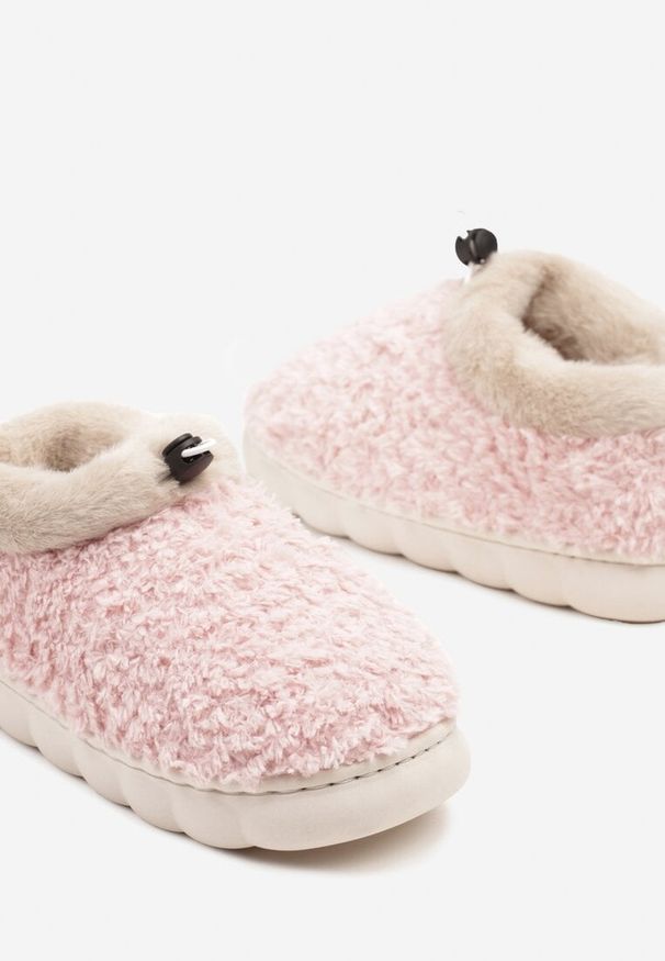 Renee - Różowe Kapcie Vices z Futerkiem i Dodatkowym Ściągaczem Calavina. Okazja: do domu, na co dzień. Kolor: różowy. Materiał: futro. Styl: casual, elegancki