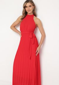 Born2be - Czerwona Plisowana Sukienka Maxi z Gumką w Pasie i Rozkloszowanym Dołem Tehe. Kolor: czerwony. Materiał: tkanina, materiał. Długość: maxi #7
