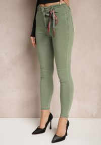 Renee - Ciemnozielone Spodnie Skinny z Wysokim Stanem i Ozdobną Chustką Hyadia. Okazja: na co dzień. Stan: podwyższony. Kolor: zielony. Styl: casual #5