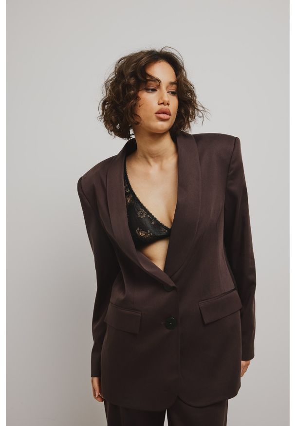 Marsala - Klasyczna marynarka w kolorze DARK BROWN - MOSELLE. Okazja: na co dzień. Materiał: lycra, jeans, kaszmir, elastan, wiskoza. Wzór: gładki. Styl: klasyczny