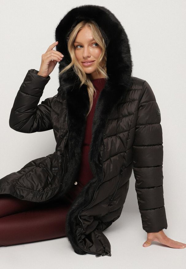 Born2be - Czarna Pikowana Kurtka z Wiązanym Paskiem i Kapturem z Futerkiem Fenama. Okazja: na spacer, na co dzień. Kolor: czarny. Materiał: futro. Styl: elegancki, casual