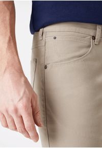 Wrangler - WRANGLER STRAIGHT SPODNIE MĘSKIE MATERIAŁOWE KHAKI W10TKA787 112126008. Kolor: brązowy