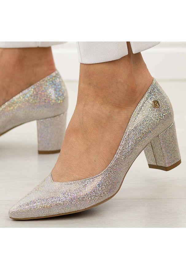 Srebrne multi skórzane Polskie czółenka damskie na obcasie Prestige 2105/OBL. Okazja: na wesele, na ślub cywilny, na spotkanie biznesowe, na imprezę. Kolor: srebrny. Materiał: skóra. Szerokość cholewki: normalna. Styl: glamour, biznesowy, elegancki, wizytowy, klasyczny