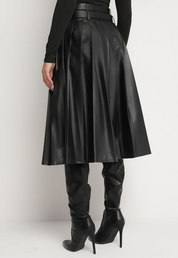 Born2be - Czarna Rozkloszowana Spódnica z Ekoskóry z Plisami i Podwójnym Paskiem Niritala. Okazja: na co dzień. Kolor: czarny. Styl: elegancki, klasyczny, casual
