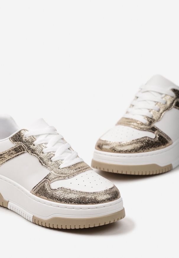 Renee - Złoto-Białe Sneakersy na Niskiej Platformie z Ozdobnymi Przeszyciami Huviena. Okazja: na co dzień. Nosek buta: okrągły. Zapięcie: sznurówki. Kolor: złoty, biały. Materiał: materiał, jeans. Obcas: na platformie. Wysokość obcasa: niski