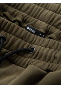 Ombre Clothing - Dopasowane krótkie męskie spodenki dresowe z nadrukami – oliwkowe V4 - Rozmiar: XL. Kolor: oliwkowy. Materiał: dresówka. Długość: krótkie. Wzór: nadruk. Styl: sportowy #3