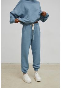 Marsala - Spodnie dresowe typu jogger w kolorze BLUE MARINA - DRIPS-S. Stan: podwyższony. Materiał: dresówka. Styl: elegancki