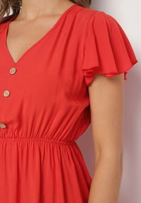 Born2be - Czerwona Rozkloszowana Bawełniana Sukienka z Guzikami i Falbanami Natinema. Okazja: na co dzień. Typ kołnierza: dekolt w serek. Kolor: czerwony. Materiał: bawełna. Sezon: lato. Styl: casual #7