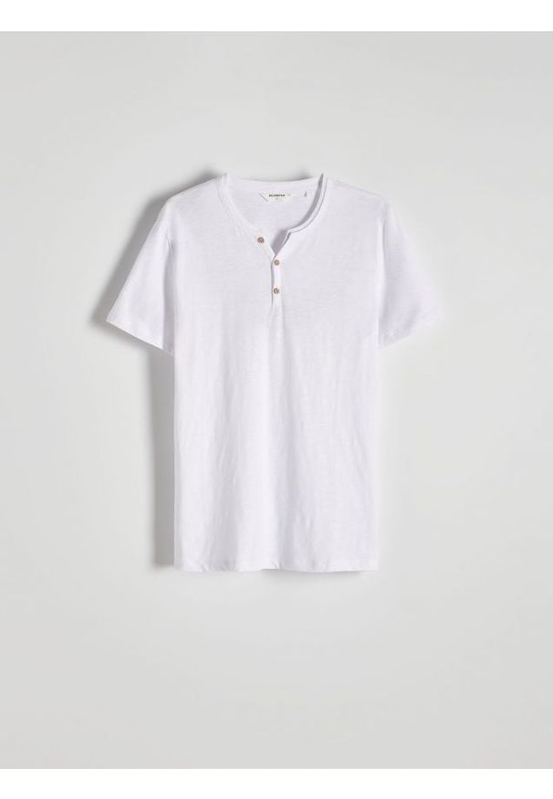 Reserved - T-shirt henley slim fit - biały. Typ kołnierza: typu henley. Kolor: biały. Materiał: bawełna, dzianina