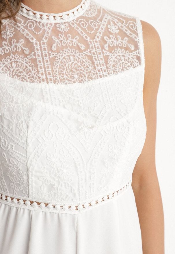 Born2be - Biały Kombinezon Bez Rękawów z Szeroką Nogawką i Siateczkowymi Zdobieniami Nalavie. Okazja: na co dzień, na imprezę. Kolor: biały. Materiał: skóra. Długość rękawa: bez rękawów. Wzór: aplikacja. Styl: casual, elegancki