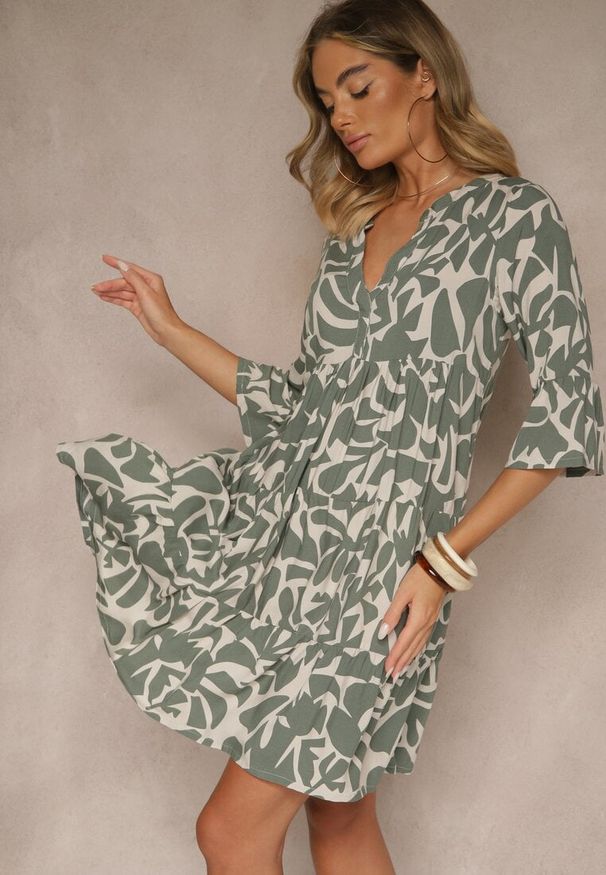 Renee - Ciemnozielona Sukienka z Wiskozy o Rozkloszowanym Kroju w Abstrakcyjny Wzór Lirese. Okazja: na co dzień. Kolor: zielony. Materiał: wiskoza. Styl: elegancki, casual