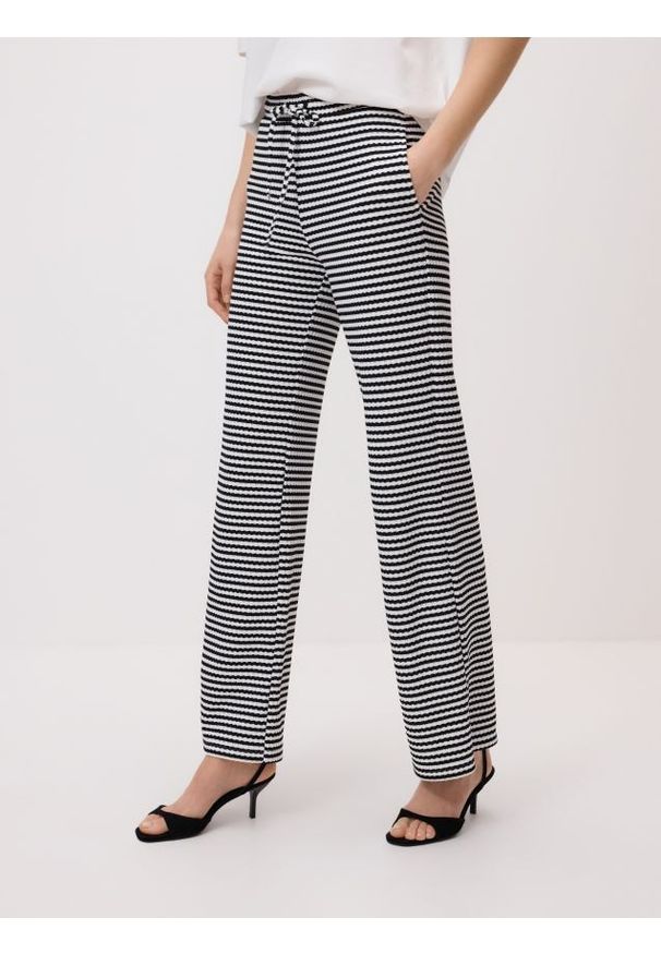 Reserved - Szerokie spodnie w paski - wielobarwny. Materiał: dzianina. Wzór: paski