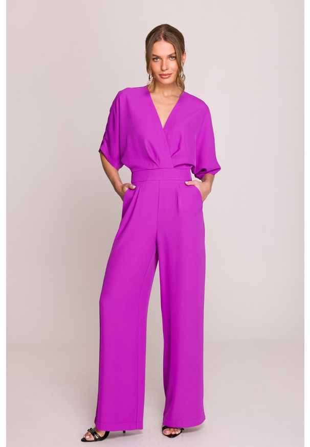 Stylove - Elegancki kombinezon damski z kopertowym dekoltem fioletowy. Okazja: na spotkanie biznesowe, na wesele, na imprezę, na ślub cywilny. Kolor: fioletowy, niebieski, pomarańczowy. Materiał: tkanina. Długość rękawa: krótki rękaw. Długość: krótkie. Styl: elegancki