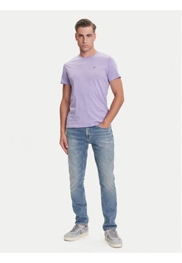 Tommy Jeans T-Shirt DM0DM04411 Fioletowy Slim Fit. Kolor: fioletowy. Materiał: bawełna