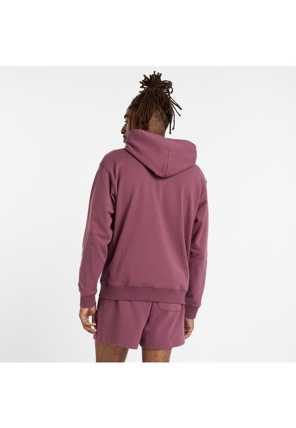 Bluza męska New Balance MT51935FDP – fioletowa. Typ kołnierza: kaptur. Kolor: fioletowy. Materiał: bawełna, dresówka, materiał. Wzór: aplikacja, napisy