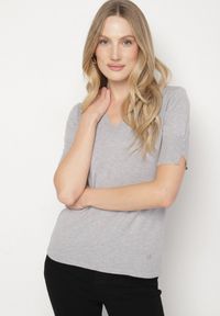 Born2be - Szara Sweterkowa Bluzka z Dekoltem w Serek Fenidea. Typ kołnierza: dekolt w serek. Kolor: szary. Materiał: jeans. Długość rękawa: krótki rękaw. Długość: krótkie. Sezon: zima, jesień. Styl: elegancki