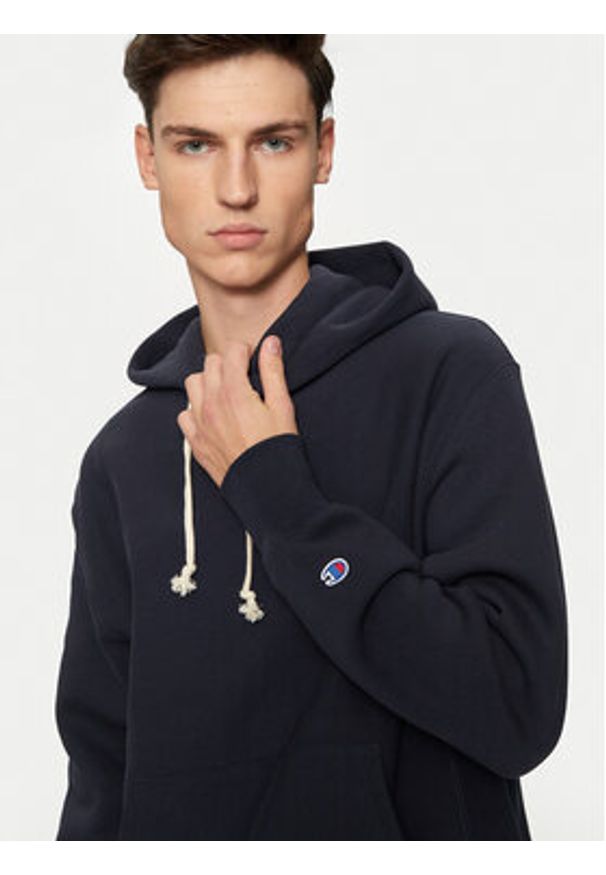 Champion Bluza 220705 Granatowy Relaxed Fit. Kolor: niebieski. Materiał: bawełna
