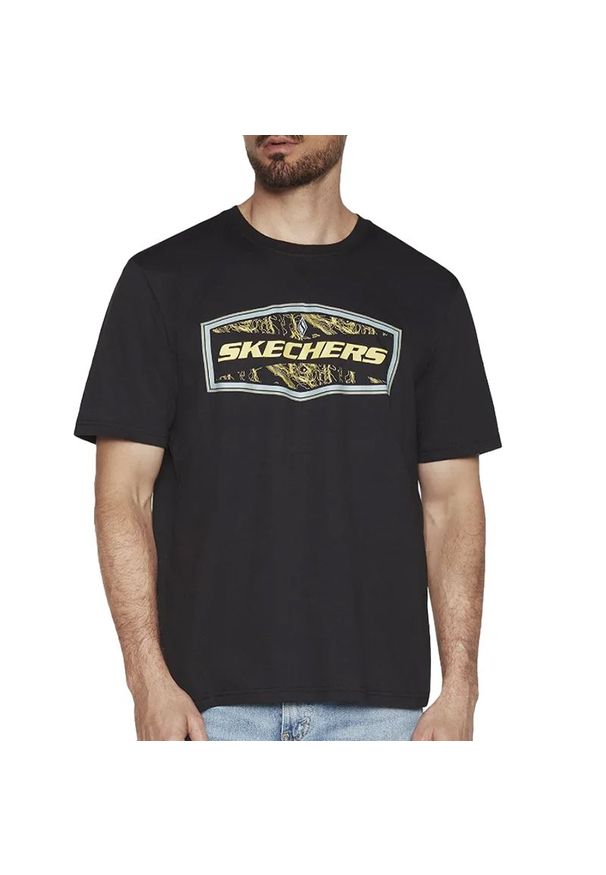 skechers - Koszulka Skechers Latitude MTS368BLK - czarna. Kolor: czarny. Materiał: bawełna, poliester. Długość rękawa: krótki rękaw. Długość: krótkie. Wzór: nadruk