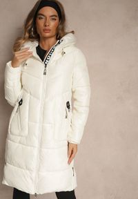 Renee - Biała Pikowana Kurtka o Długim Kroju z Kapturem Zdobiona Taśmą z Napisami Galiadea. Okazja: do pracy, na co dzień, na spotkanie biznesowe. Typ kołnierza: kaptur. Kolor: biały. Materiał: poliester. Długość: długie. Wzór: aplikacja, napisy. Styl: casual, elegancki, biznesowy #5
