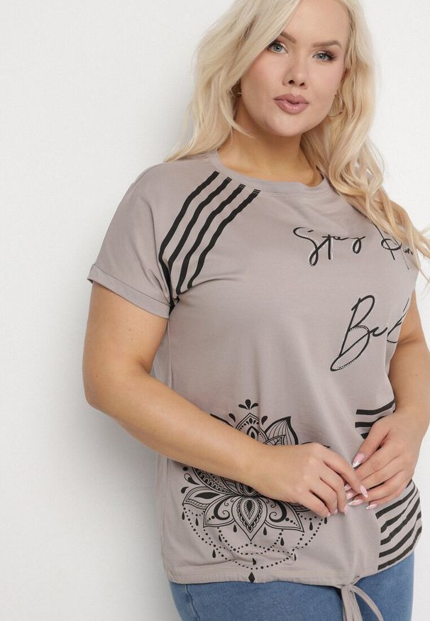 Born2be - Ciemnobeżowy T-shirt Ozdobiony Napisem i Paskami Olirvenia. Okazja: na co dzień. Kolor: beżowy. Materiał: jeans. Wzór: napisy, aplikacja. Styl: casual