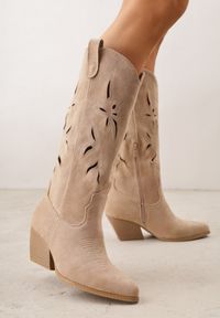 Renee - Ciemnobeżowe Ażurowe Kozaki Kowbojki na Obcasie typu Stożek Tidrina. Kolor: beżowy. Materiał: zamsz. Wzór: ażurowy. Obcas: na obcasie. Styl: elegancki. Wysokość obcasa: średni #5