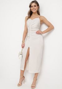 Born2be - Jasnobeżowa Satynowa Sukienka Koktajlowa z Ozdobnym Drapowaniem i Rozcięciem Saligurtia. Okazja: na imprezę. Kolor: beżowy. Materiał: satyna. Długość rękawa: na ramiączkach. Wzór: aplikacja. Sezon: lato. Styl: wizytowy #5