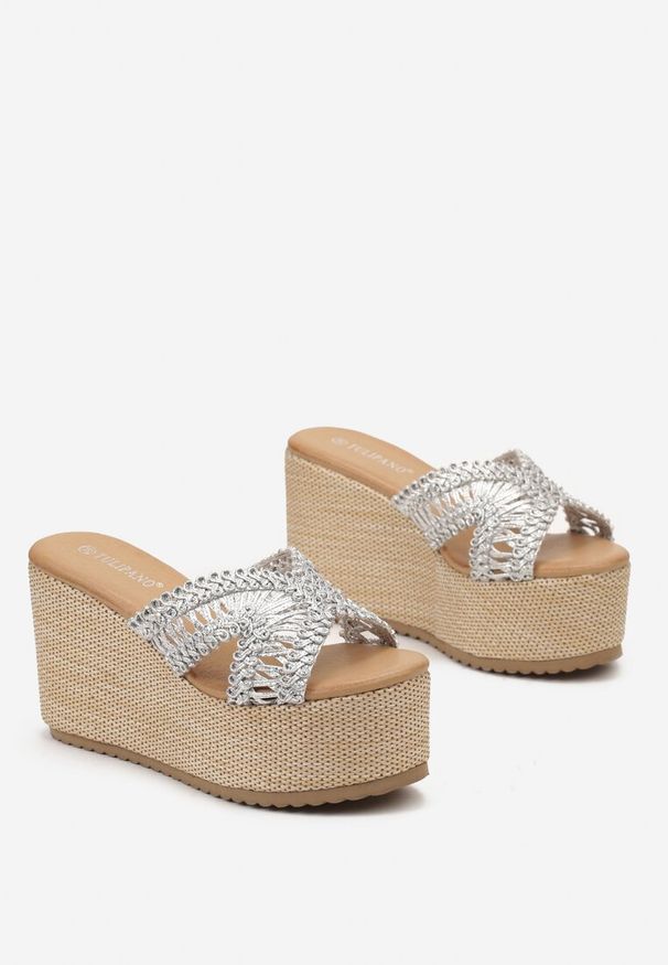 Renee - Srebrne Klapki na Wysokiej Platformie z Plecionki Ozdobione Ażurowym Wykończeniem na Cholewce Ellumia. Kolor: srebrny. Wzór: ażurowy, aplikacja. Obcas: na platformie