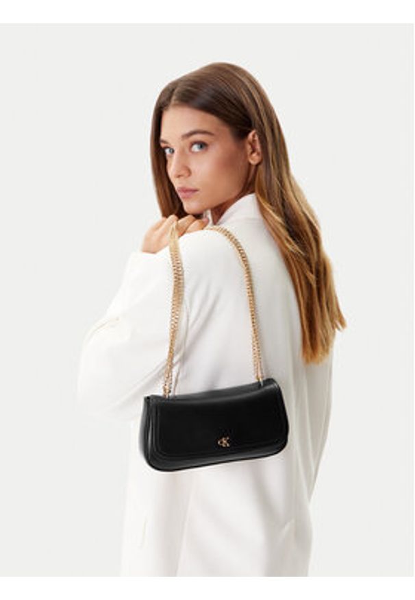 Calvin Klein Torebka Ck Convertible Chain Medium Bag LV04F3171G Czarny. Kolor: czarny. Materiał: skórzane