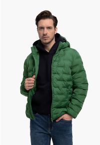 Volcano - Pikowana kurtka J-SINTOR. Typ kołnierza: kaptur. Kolor: zielony. Materiał: materiał, puch. Wzór: napisy, geometria #1