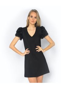 CRISTINAEFFE MILANO - Sukienka mini z ozdobnymi rękawami. Kolor: czarny. Materiał: futro, materiał. Typ sukienki: dopasowane, rozkloszowane. Styl: klasyczny. Długość: mini #1