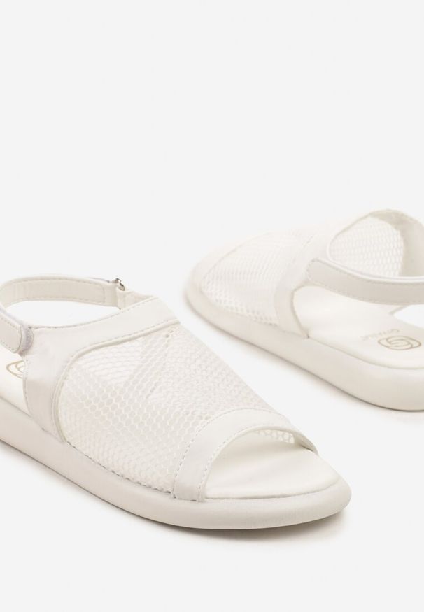 Renee - Białe Sandały Ozdobione Siateczką Nilisca. Okazja: na spacer, na co dzień, na plażę. Zapięcie: rzepy. Kolor: biały. Wzór: aplikacja. Materiał: materiał. Sezon: lato. Obcas: na obcasie. Styl: casual. Wysokość obcasa: niski