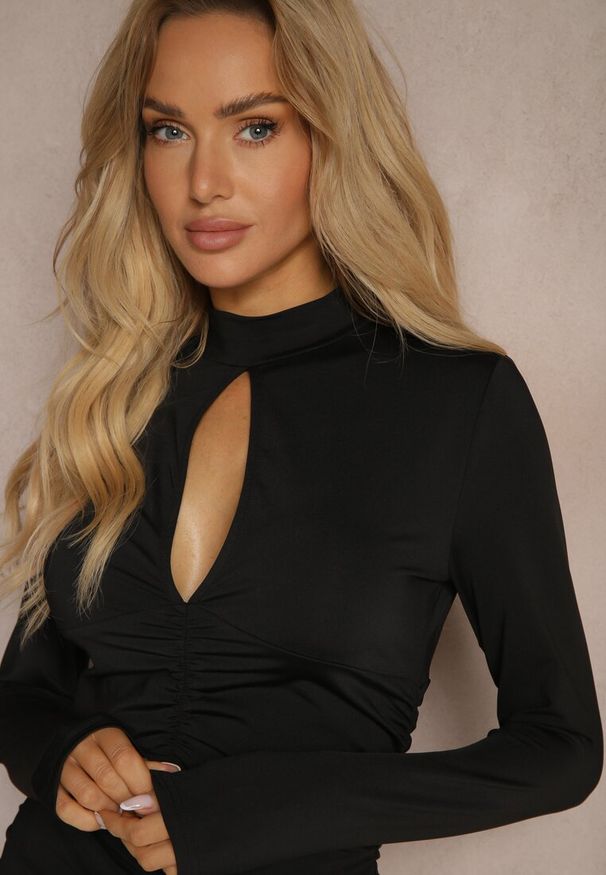 Renee - Czarna Sukienka o Dopasowanym Fasonie z Wycięciem przy Dekolcie Zailaura. Kolor: czarny. Materiał: wiskoza. Wzór: aplikacja. Styl: elegancki