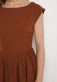 Born2be - Brązowa Rozkloszowana Sukienka Vices z Dekoltem Typu Łódka Milasena. Okazja: na co dzień. Kolor: brązowy. Materiał: jeans. Wzór: aplikacja. Typ sukienki: rozkloszowane. Styl: casual #7