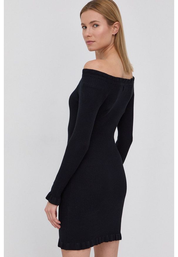 Vero Moda Sukienka kolor czarny mini dopasowana. Kolor: czarny. Materiał: dzianina, materiał, wiskoza. Długość rękawa: długi rękaw. Wzór: gładki. Typ sukienki: dopasowane. Długość: mini