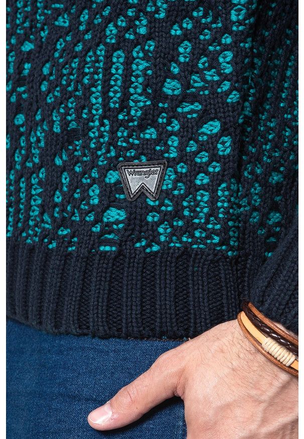 Wrangler - MĘSKI SWETER WRANGLER JACQUARD KNIT DARK NAVY W8641QHAE 112132343. Materiał: dzianina, żakard, skóra