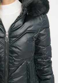 Born2be - Ciemnozielona Pikowana Kurtka Maxi Płaszcz z Ozdobnym Marszczeniem i Futerkiem Estenous. Okazja: na co dzień. Kolor: niebieski. Materiał: futro. Wzór: aplikacja. Sezon: zima. Styl: casual, elegancki, klasyczny #5