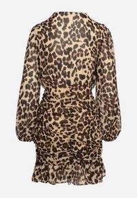 Born2be - Ciemnobeżowa Panterkowa Sukienka z Dekoltem w Serek Zdobiona Drapowaniem i Falbankami Melobria. Okazja: na co dzień. Typ kołnierza: kołnierz z falbankami, dekolt w serek. Kolor: beżowy. Wzór: aplikacja. Typ sukienki: dopasowane. Styl: casual, elegancki, klasyczny #7