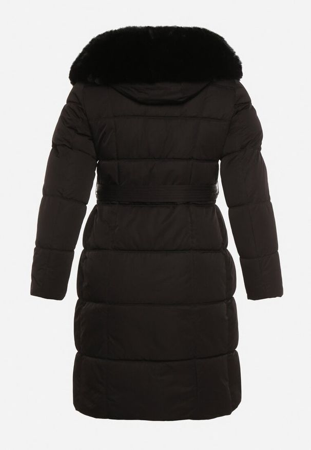 Born2be - Czarna Pikowana Kurtka z Kapturem z Futrem i Wiązanym Paskiem Mevinatia. Okazja: na co dzień. Typ kołnierza: kaptur. Kolekcja: plus size. Kolor: czarny. Materiał: futro. Styl: casual, klasyczny